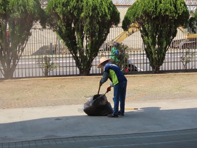 11111安心上工人員協助周邊環境及道路之清掃工作