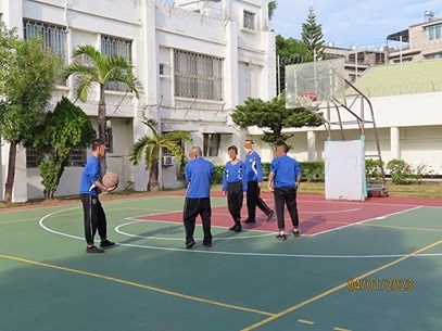 收容少年打籃球運動，以增進身體健康。